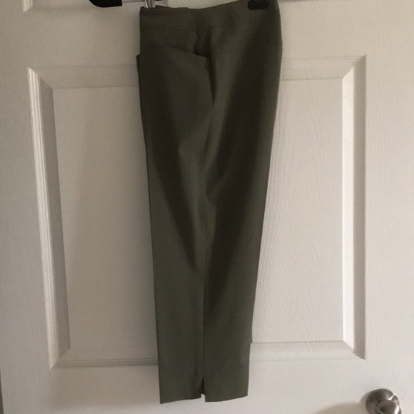Olive Green Lightweight Capris / Pedal Pushers / Crops; Size 2 Petite - Picture 5 of 10